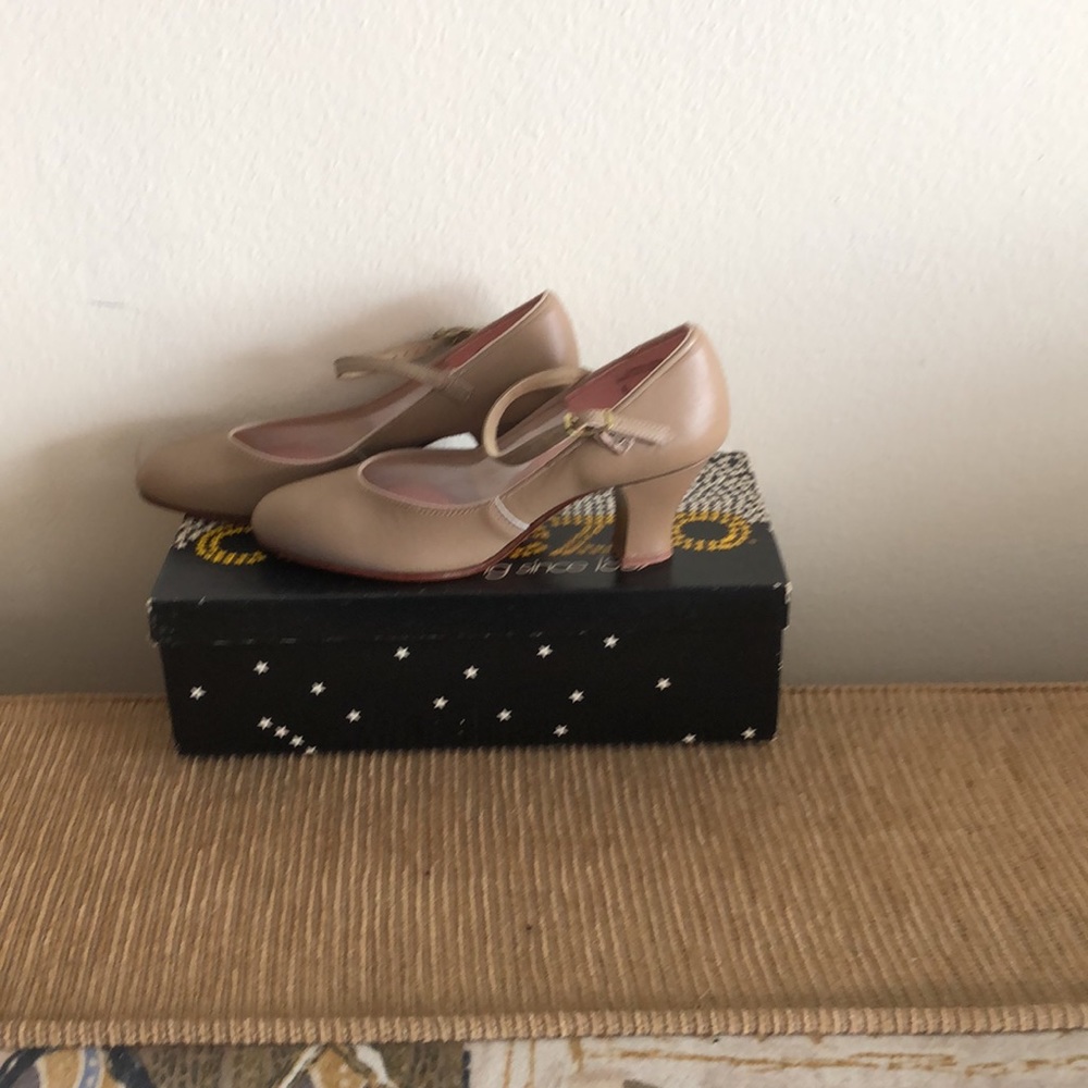 NEW Capezio Women's Character Shoes, s.4.5